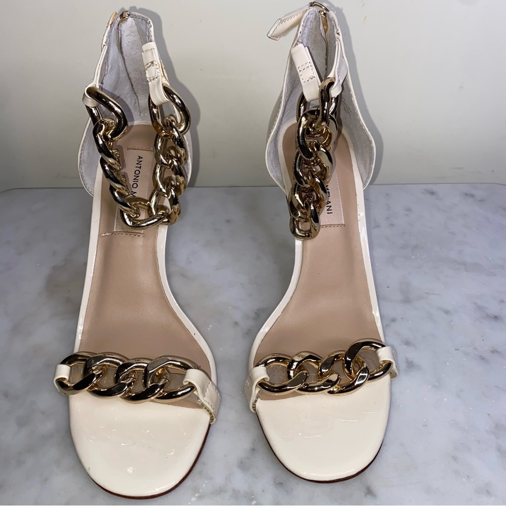 Antonio Melani Carolitta Cream Patent Leather Heels Size 7 1/2 with Gold Chain